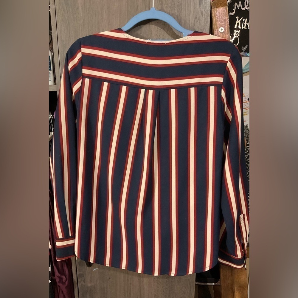 GILI Blouse, twist tie front, dress up or down. Size small - Picture 3 of 3